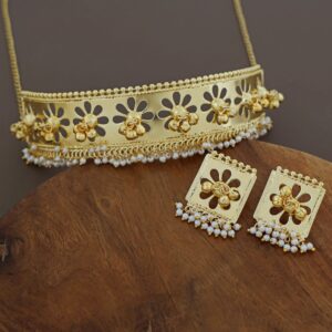 Maahika Golden Ghungroo Pearl Neck Cuff With Earring