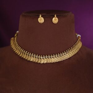 Sathyabhama Devi Overlapping Mini Kashi Short Neckpiece With Stud