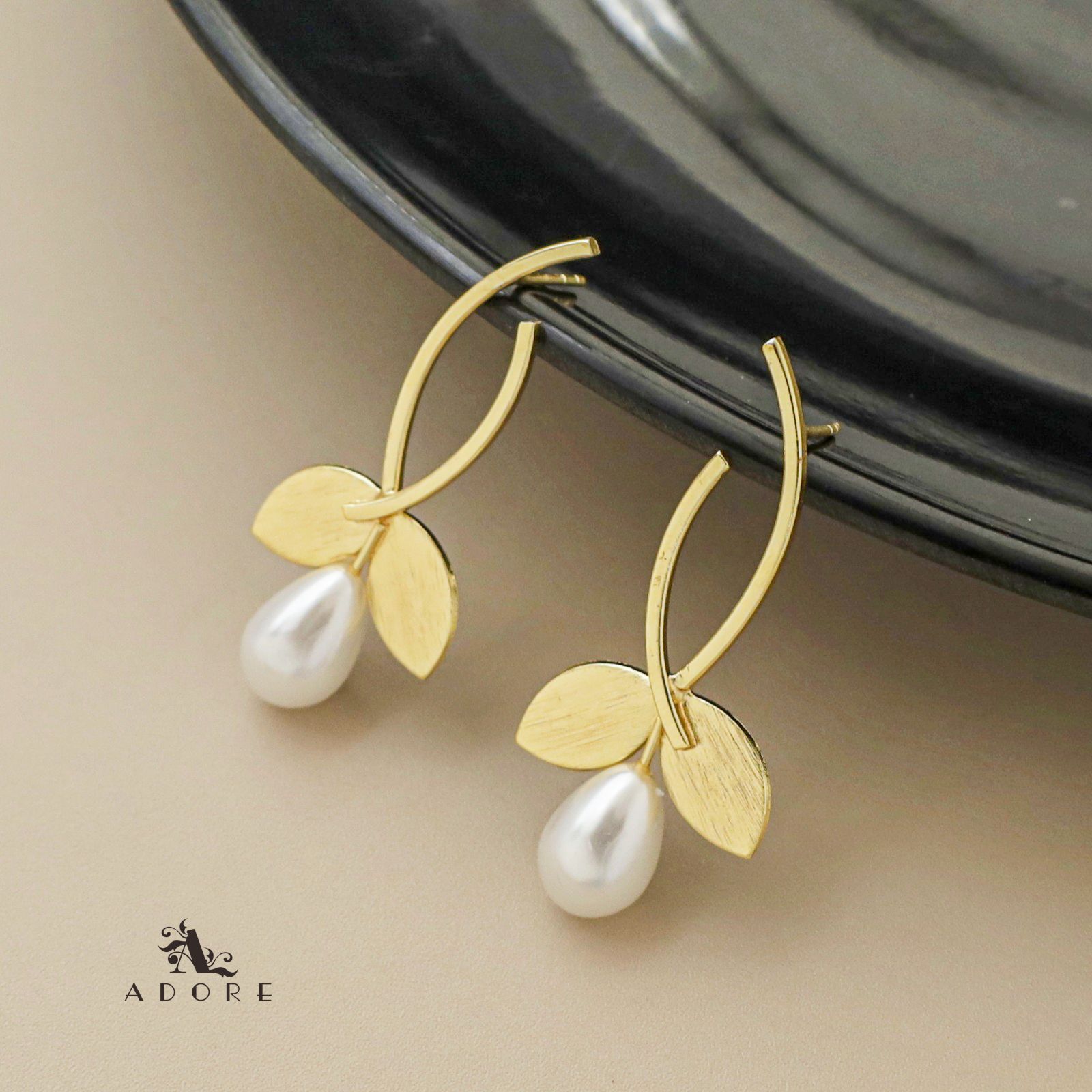 2 Leaf Emelia Earring With White Pearl (Medium)