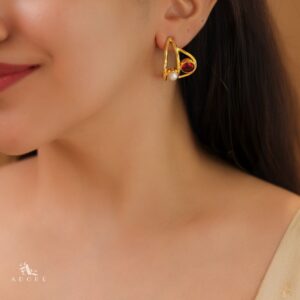 Sanaya Curvy Hammered Pearl Glossy Earring