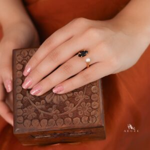 Toivo Glossy With Pearl Ring