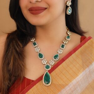 Aadhriti Kundan Neckpiece With Earring