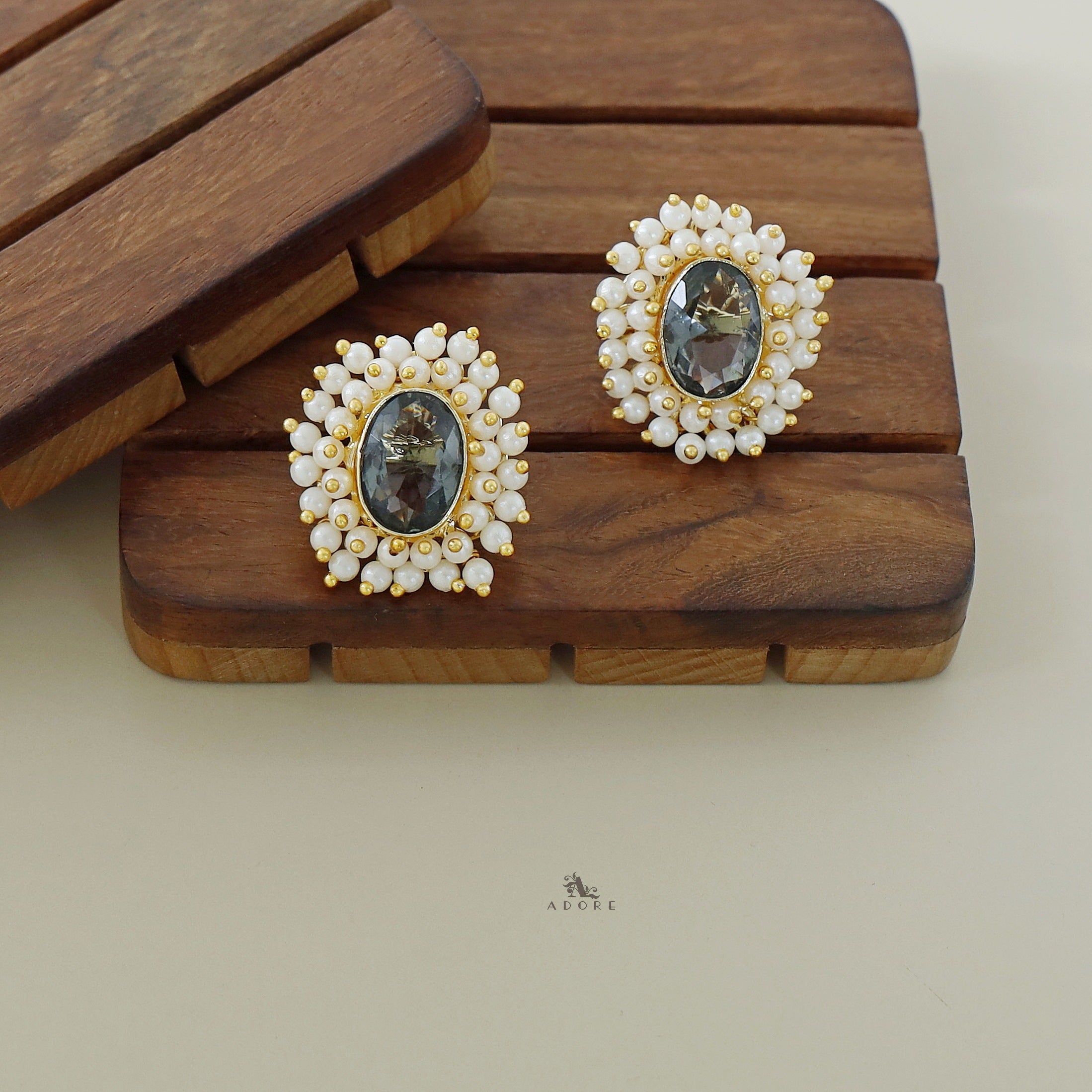 Ahelia Glossy Oval Cluster Pearl Earring - Image 5